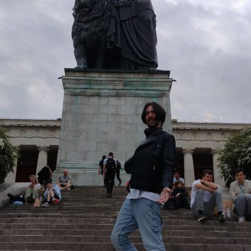 Alex vor der Bavaria