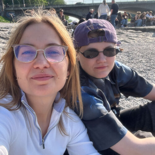 Polina an der Isar mit Christina. Foto: MKQ