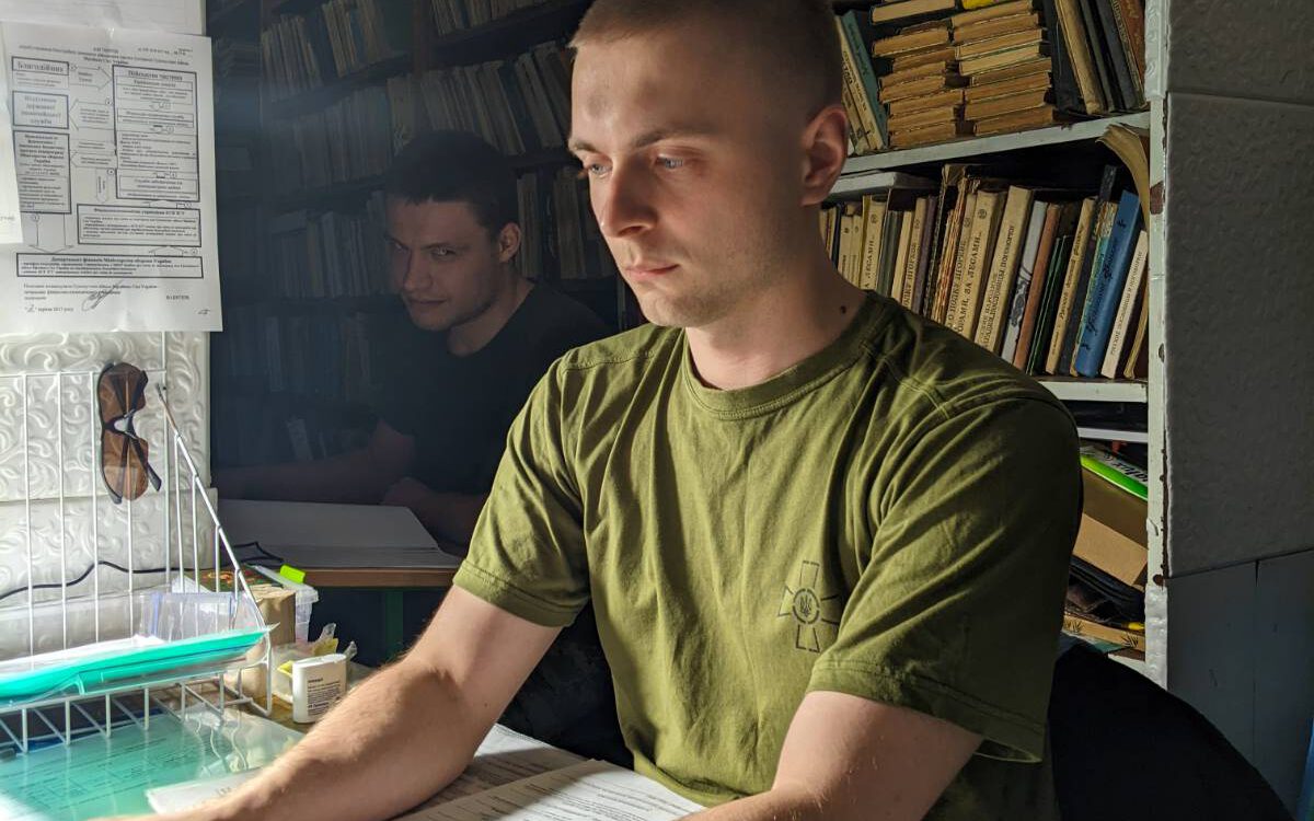 Petro Zherukha sitzt an einem Schreibtisch.