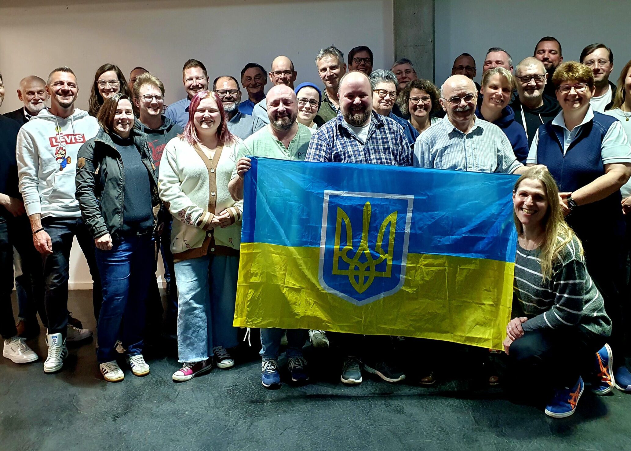 Люди з українським прапором на Queer Networking Meeting 2023