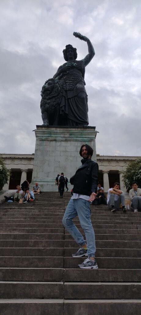 Alex vor der Bavaria