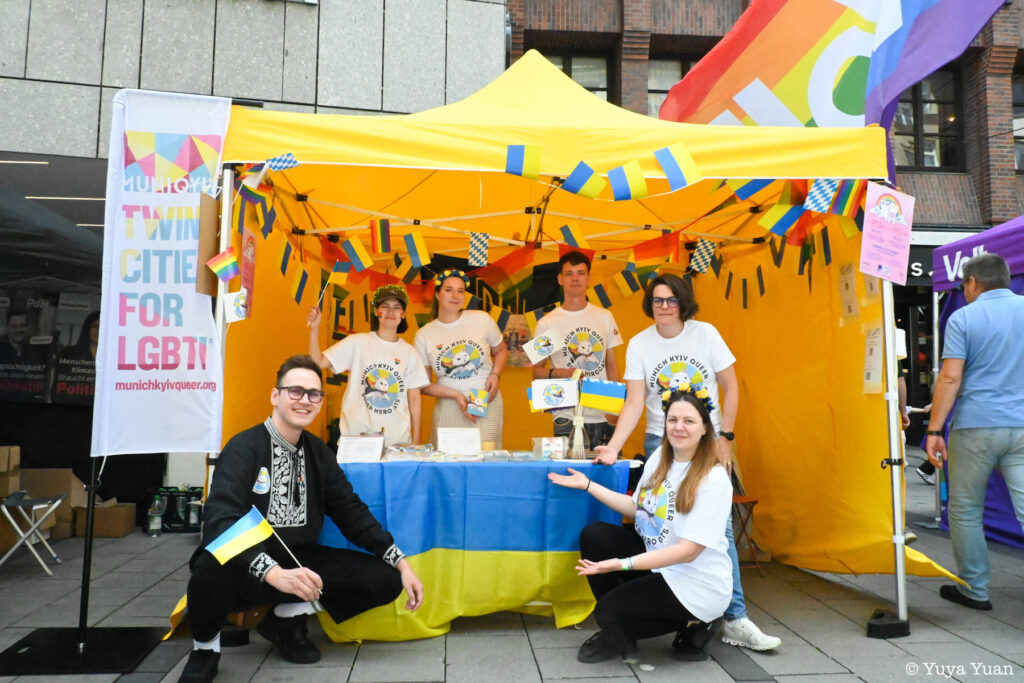 Infostand von Munich Kyiv Queer beim CSD München 2024.