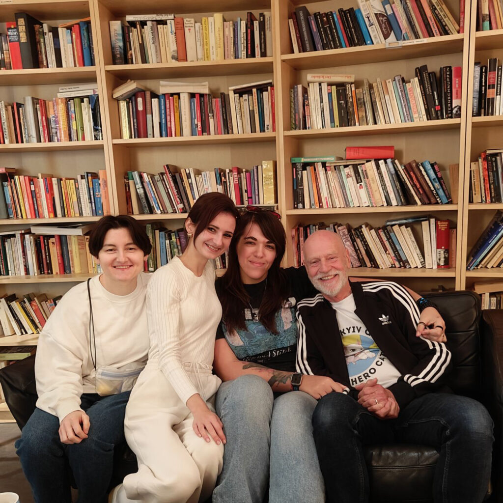 Volunteers Uliana, Katja, Oleksandra mit Uwe in der Sub-Bibliothek.