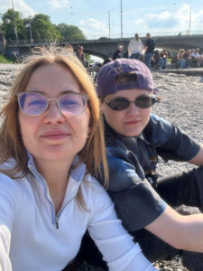 Polina an der Isar mit Christina. Foto: MKQ