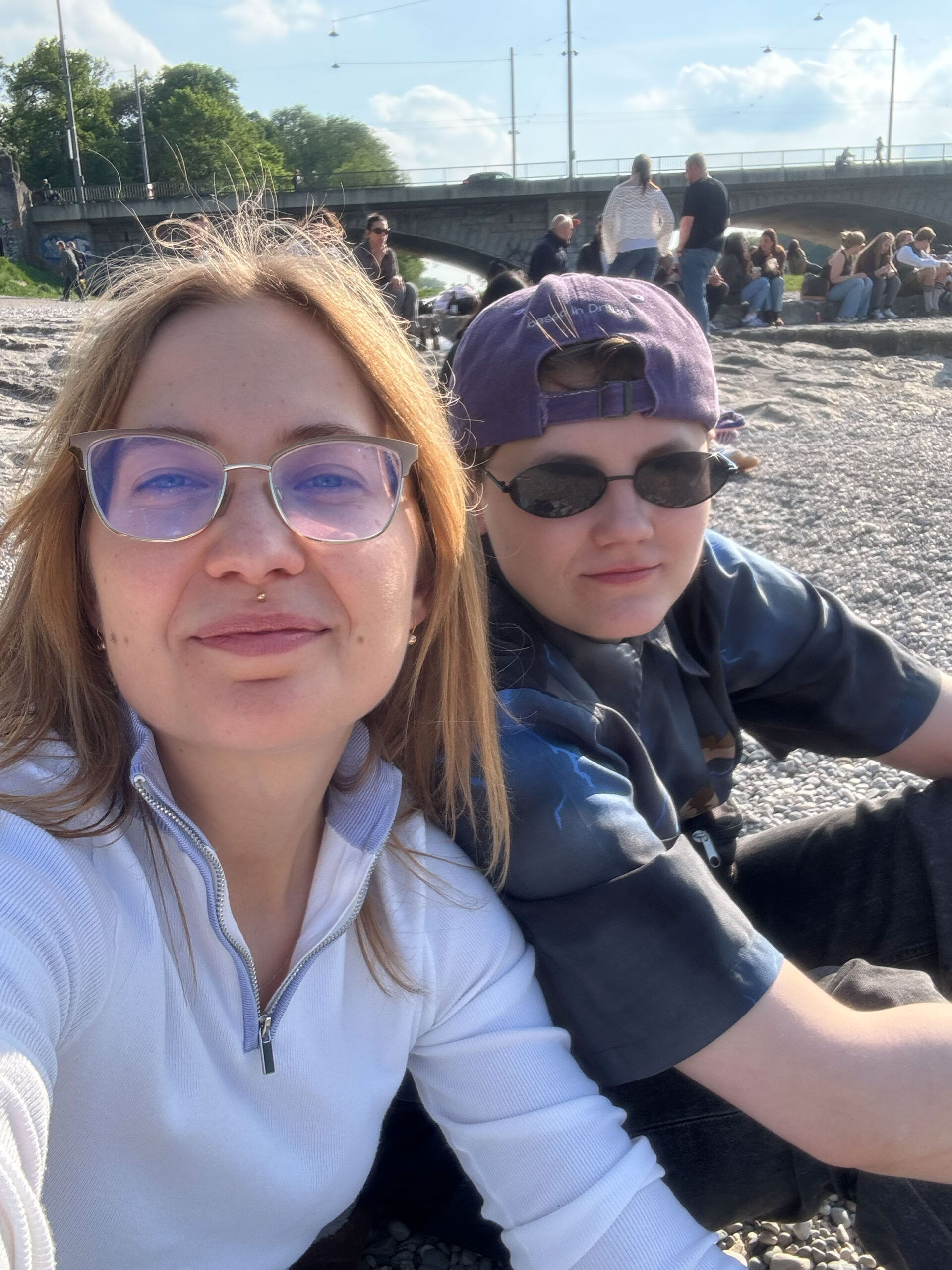 Polina an der Isar mit Christina. Foto: MKQ