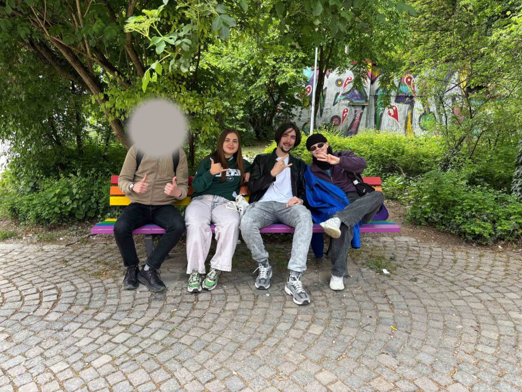 Polina (r.) mit Volodymyr (l.), Nastia und Alex im Grünen. Foto: MKQ