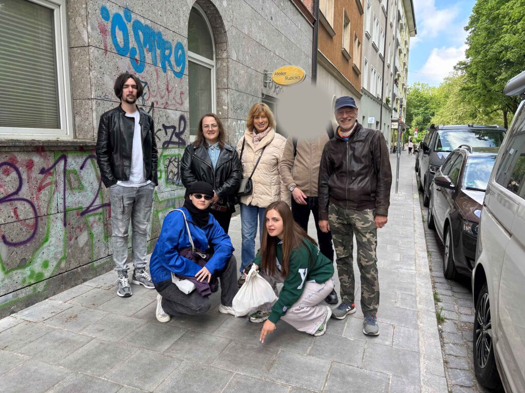 Polina (u.l.) mit ihrer Gruppe bei der queeren Stadtführung. Bild: MKQ