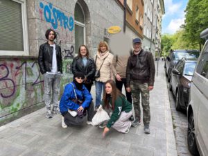 Polina (u.l.) mit ihrer Gruppe bei der queeren Stadtführung. Bild: MKQ