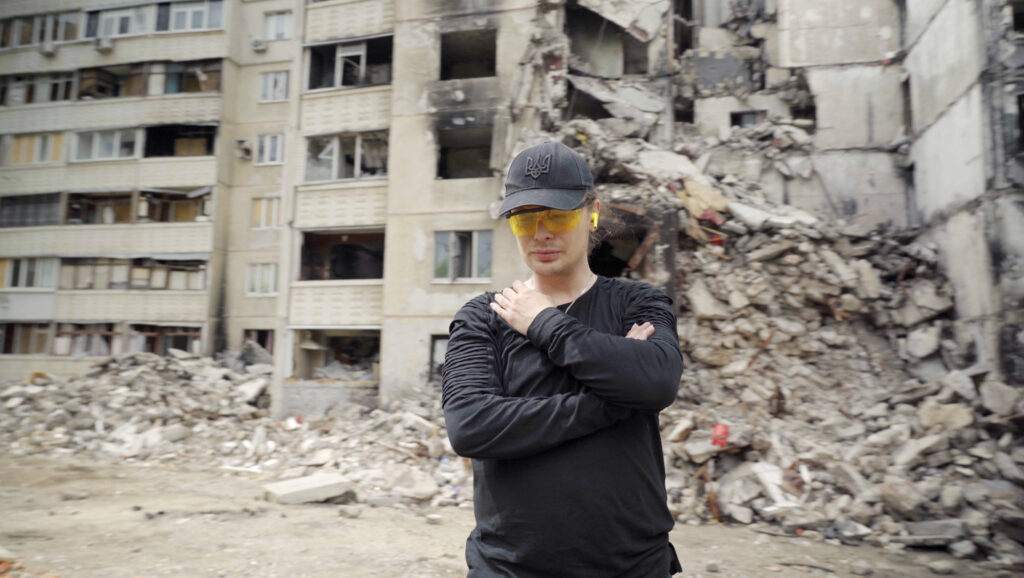 Vor den Trümmern eines Wohnhauses. Still: Malanka Studios