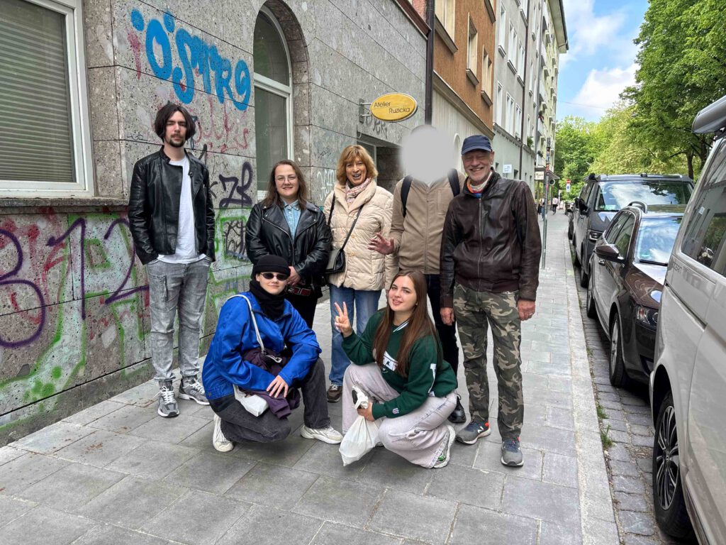 Unsere Volunteers (v.l.) auf queer-historischer Tour: Alex, Polina, Hanna, Nastia, Volodymyr mit Stadtführerin Brini und Gruppenleiter Uwe. Foto: MKQ