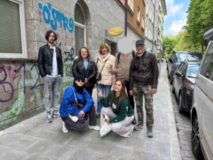 Unsere Volunteers (v.l.) auf queer-historischer Tour: Alex, Polina, Hanna, Nastia, Volodymyr mit Stadtführerin Brini und Gruppenleiter Uwe. Foto: MKQ